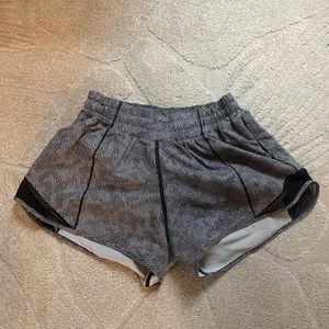 Lululemon Hotty Hot Short tall Seawheeze 2020 Black & White